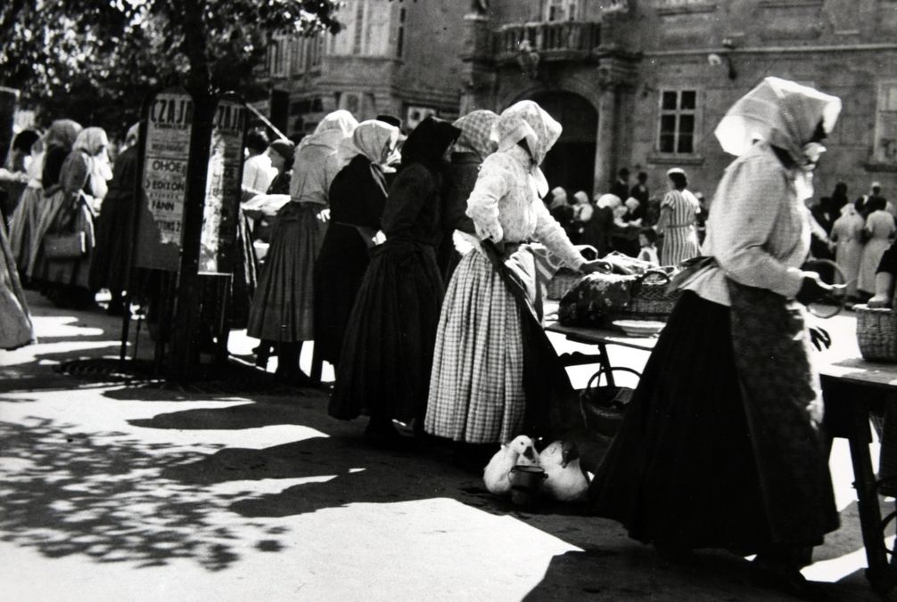 Piac a Városháza előtt